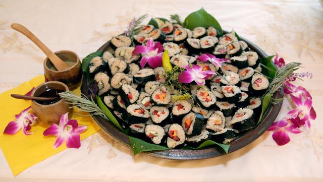 Plate_of_sushi_with_orchids